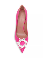 Zapatos de tacón de punta puntiaguda con vestido de satén