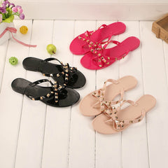 Strand-Flip-Flops mit Nieten