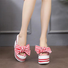 Flip Flops mit dicker Sohle und Schleife