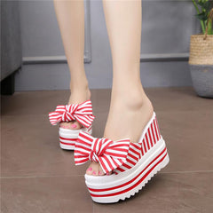 Flip Flops mit dicker Sohle und Schleife