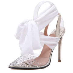 Pumps mit spitzer Spitze