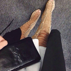 Hohe Stiefel mit dünnem Absatz