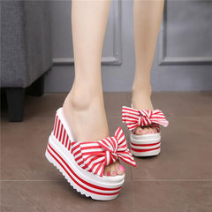 Flip Flops mit dicker Sohle und Schleife