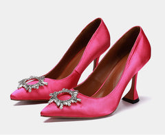 Zapatos de tacón de punta puntiaguda con vestido de satén