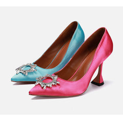 Zapatos de tacón de punta puntiaguda con vestido de satén