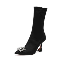 Stiefel aus Stretch-Satin mit Kristallverzierung