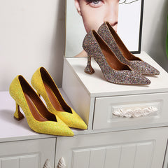 Tacones altos con punta puntiaguda y lentejuelas