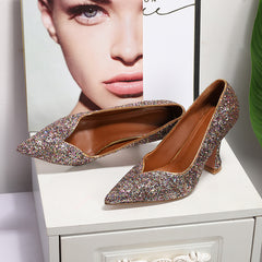 Tacones altos con punta puntiaguda y lentejuelas