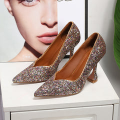 Tacones altos con punta puntiaguda y lentejuelas