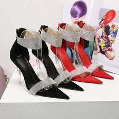 Sandaletten mit spitzer Zehenpartie und Strasssteinen