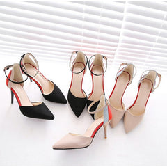 Wildlederpumps mit spitzer Zehenpartie und Fesselriemchen