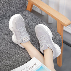 Turnschuhe mit dicker Sohle