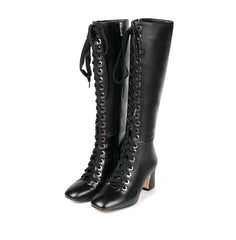 Hohe Lederstiefel mit hohen Absätzen