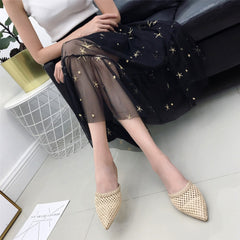 Flache Flip-Flops mit spitzer Spitze