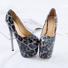 Plateaupumps mit Leopardenmuster