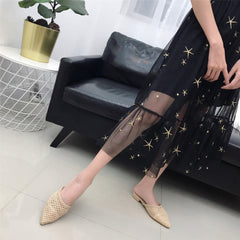 Flache Flip-Flops mit spitzer Spitze