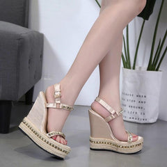 Sandalias de plataforma con remaches