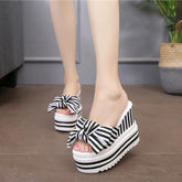 Flip Flops mit dicker Sohle und Schleife