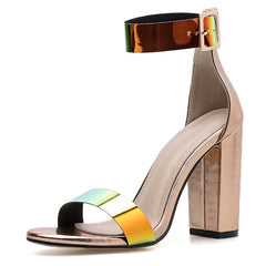 Sandalias de charol con tacones altos