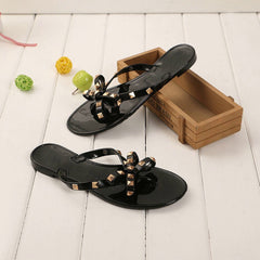 Strand-Flip-Flops mit Nieten