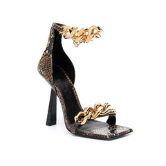 Lackleder-Stiletto-Sandalen mit goldener Kette - Gemustert