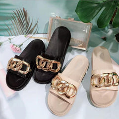 Sandalias planas con hebilla de metal