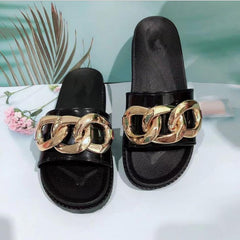 Sandalias planas con hebilla de metal