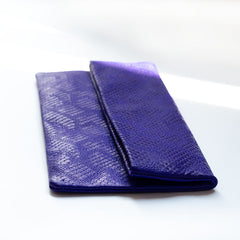 Lässige Clutch aus Schaffellleder im Umschlagdesign