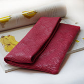 Lässige Clutch aus Schaffellleder im Umschlagdesign