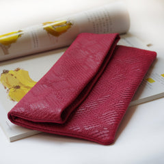 Lässige Clutch aus Schaffellleder im Umschlagdesign