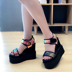 Sandalen mit dicker Sohle