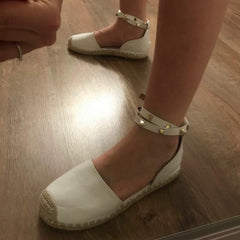 Flache Sandalen mit Nieten