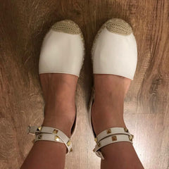 Flache Sandalen mit Nieten