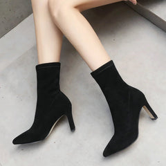 Botines de ante de vaca con tacones altos cuadrados