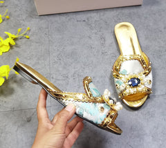 Pantuflas planas con flores y diamantes de imitación dorados