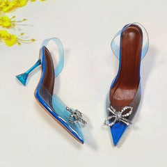 Transparente Sandalen mit spitzer Spitze und Strasssteinen in Blau