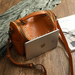Umhängetasche aus echtem Leder im Vintage-Nietendesign