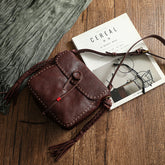 Handgefertigte Tasche aus pflanzlich gegerbtem Leder mit Quastendesign