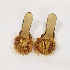 Spitz zulaufende Pumps aus plüschigem Lackleder mit Blumenmuster