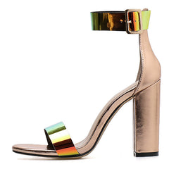 Sandalias de charol con tacones altos