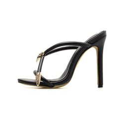 Sandalen mit Schlangenverzierung