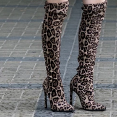 Hohe Stoffstiefel mit hohen Absätzen