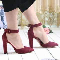 Pumps mit hohem Absatz und Schnallenriemen