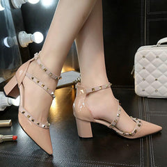 Spitz zulaufende Lackschuhe mit Nieten