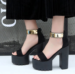 Sandalias de ante con tacones cuadrados