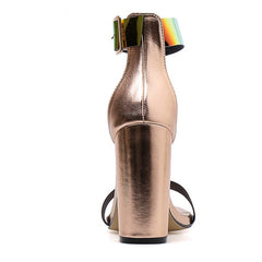 Sandalias de charol con tacones altos