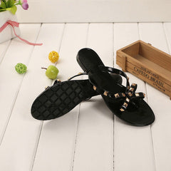 Strand-Flip-Flops mit Nieten