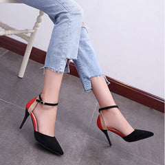 Wildlederpumps mit spitzer Zehenpartie und Fesselriemchen