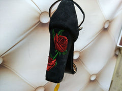 Riemchensandalen aus Wildleder mit Blumenmuster