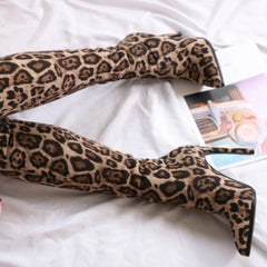 Hohe Stoffstiefel mit hohen Absätzen